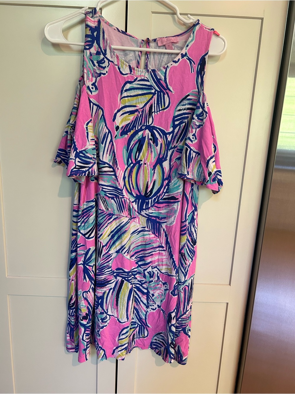 Lilly Pulitzer size med Pink Tropical Cold-Shoulder Shift Dress